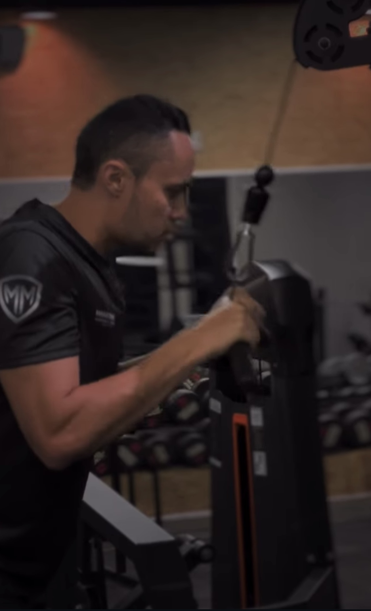 Marcone Martins ajustando um equipamento durante o treino