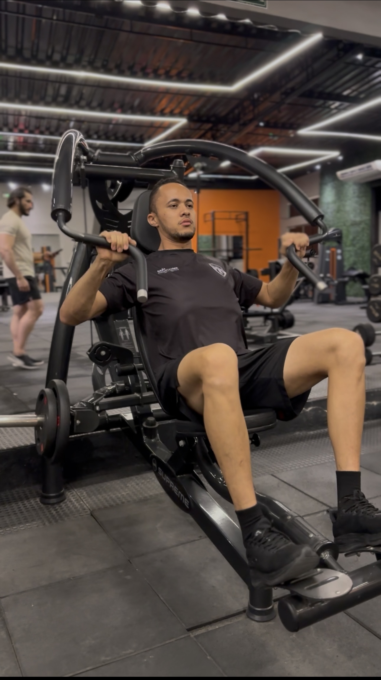 Marcone Martins demonstrando um exercício em equipamento de musculação